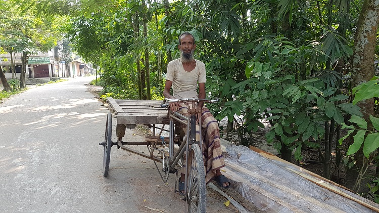 ​  লালমোহনে ভ্যানচালকের কাঁধে ১০ লাখ টাকার মামলা : দিশেহারা পরিবারটি