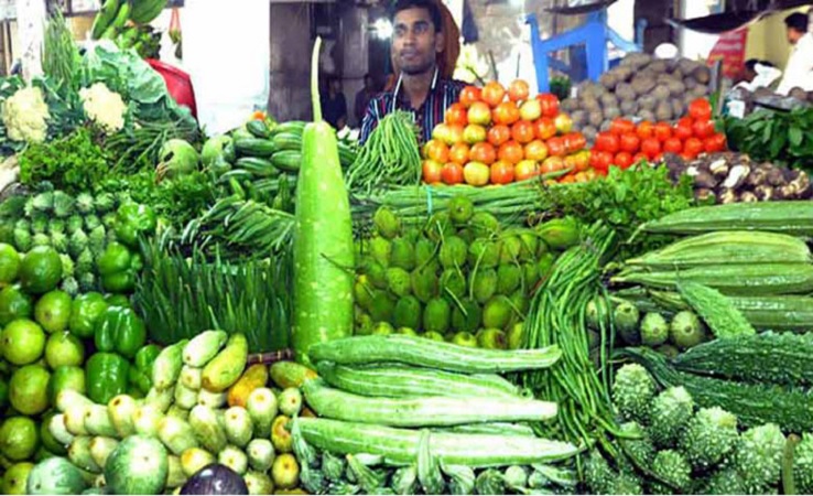 ​   ভরা মৌসুমেও দাম কমেনি সবজির!
