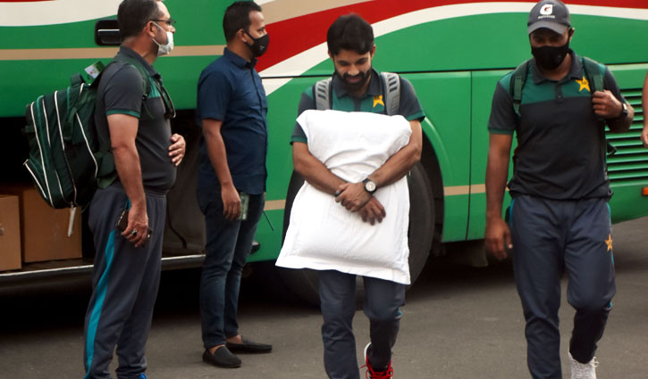 ​বালিশ বুকে জড়িয়েই চট্টগ্রামে রিজওয়ান