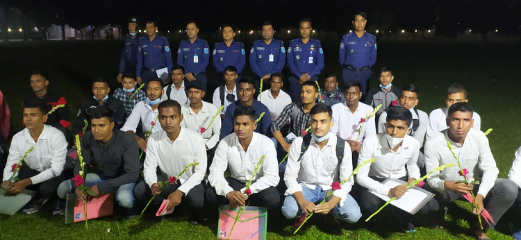 ​যোগ্যতার বিচারে পুলিশের চাকরি পেয়ে উচ্ছ্বসিত তারা