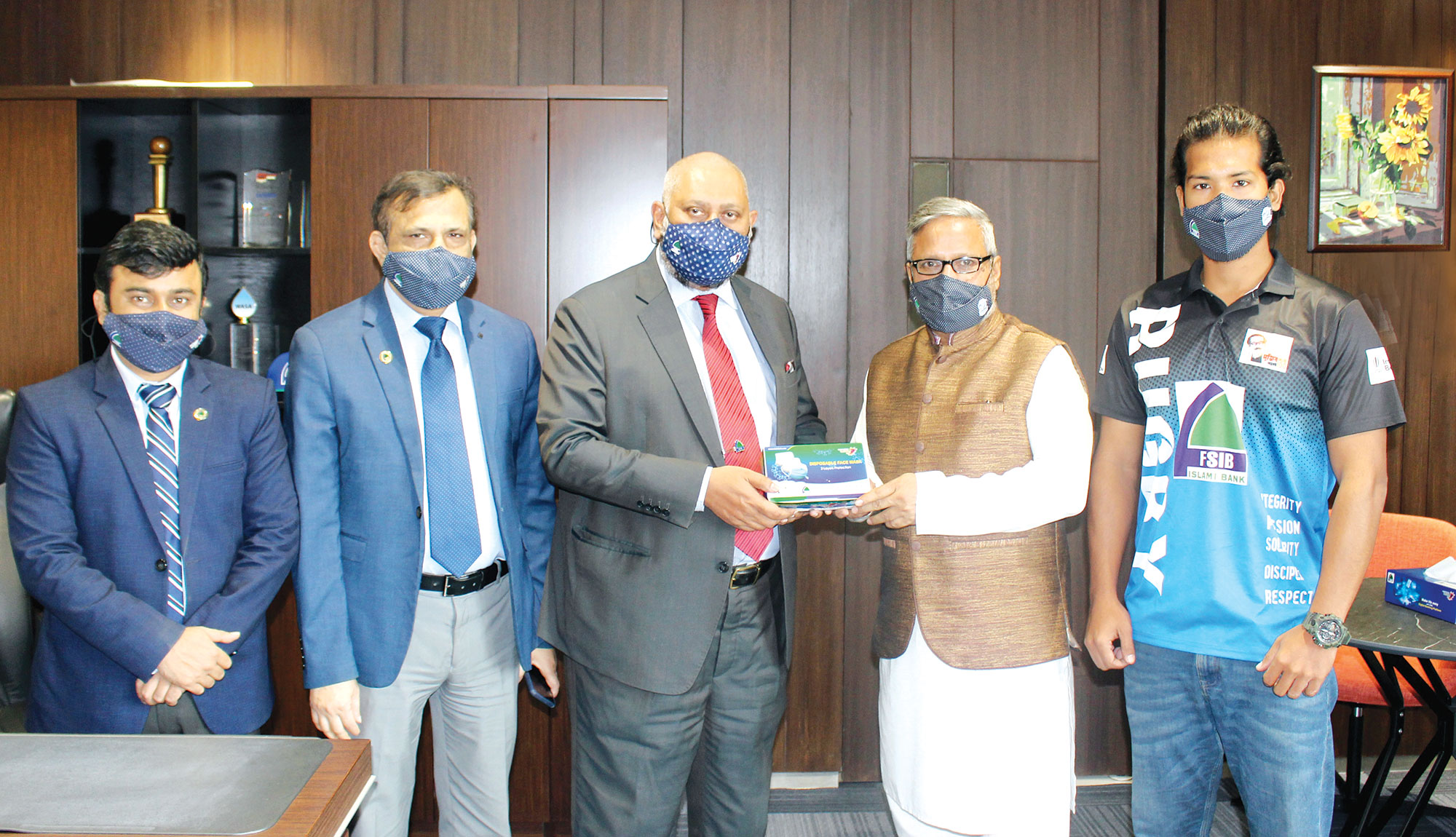 রাগবি ফেডারেশন ইউনিয়নকে মাস্ক প্রদান ফার্স্ট সিকিউরিটি ইসলামী ব্যাংকের