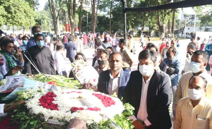 অধ্যাপক রফিকুল ইসলামের মরদেহে জাতীয় বিশ্ববিদ্যালয় উপাচার্যের শ্রদ্ধা