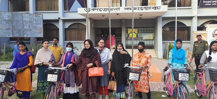 ​বড়াইগ্রামে নৃ-ত্বাত্তিক নারী শিক্ষার্থীদের সাইকেল বিতরণ