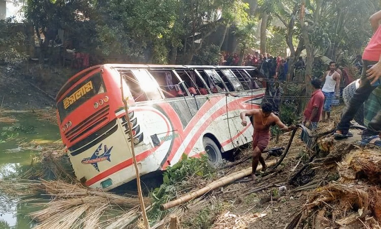 ফরিদপুরে বাস নিয়ন্ত্রণ হারিয়ে গাছের সাথে ধাক্কা,  নিহত ১