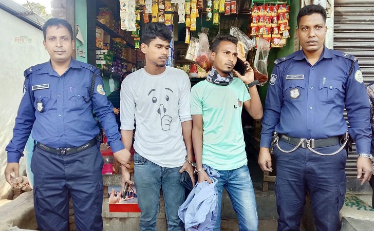 বাবুগঞ্জে দারাজ'র ডেলিভারি গাড়ি থেকে ইয়াবা উদ্ধার!