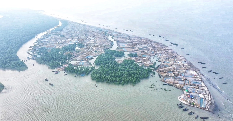 ​দুবলারচরের জেলেরা নীরবে কাঁদছেন