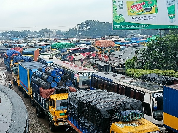 দৌলতদিয়ায় যানবাহনের দীর্ঘ সারি : টানা বৃষ্টিতে মানুষের দূর্বিসহ ভোগান্তি