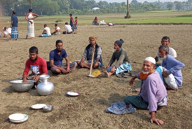 ​সালথায় পেঁয়াজের চারা রোপন শুরু হয়েছে
