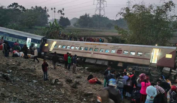 ​পশ্চিমবঙ্গে ভয়াবহ ট্রেন দুর্ঘটনায় নিহত ৩, আহত ২০