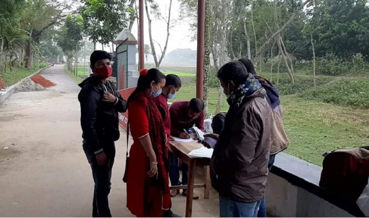 ​দর্শনা চেকপোস্টে পরীক্ষা ছাড়াই মিলছে করোনা সনদ