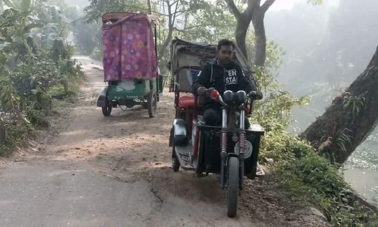 টঙ্গিবাড়ীতে বা‌ঘিয়া-কা‌লিবাড়ী সড়কের বেহাল দশা