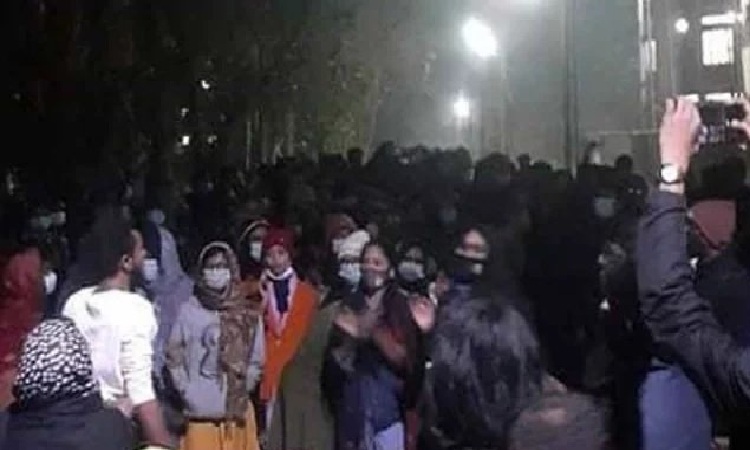 উপাচার্যের পদত্যাগের দাবিতে  রাতভর আন্দোলনে শাবি শিক্ষার্থীরা  