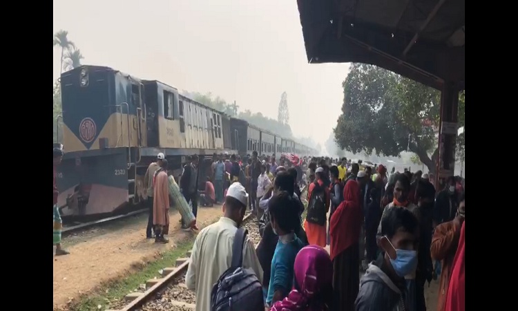 শ্রীপুরে মহুয়া এক্সপ্রেস ট্রেনের ইঞ্জিন ও দুটি বগি লাইনচ্যুত