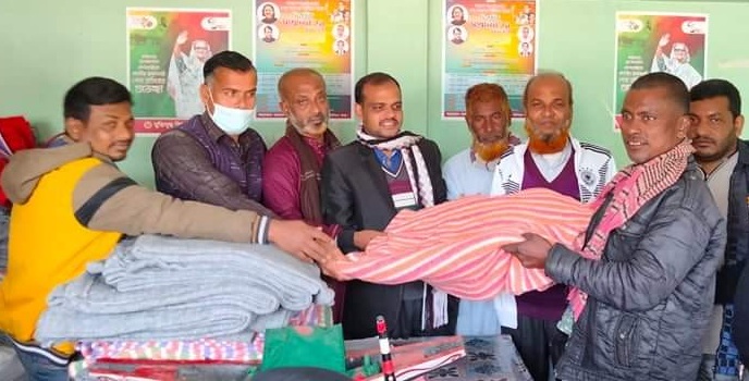 ​​​​​​​ডুমুরিয়ায় শরাফপুরে আ.লীগের কম্বল বিতরণ