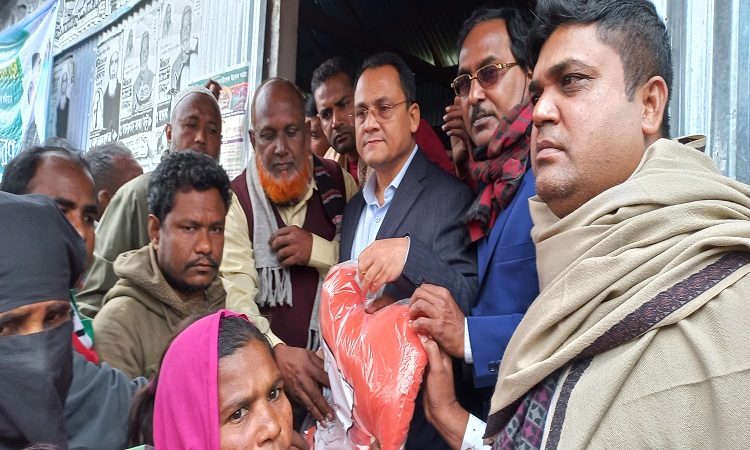 ঘোড়জান  ইউনিয়ন আ. লীগের শীতবস্ত্র বিতরণ