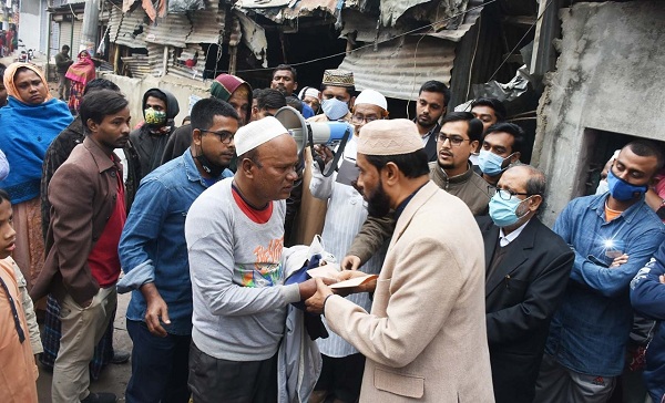 ভাটারার অগ্নিদুর্গতদের আর্থিক সহায়তা জামায়াতের