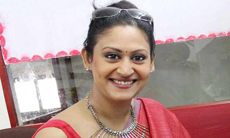 গান গেয়ে বিতর্কে ইন্দ্রাণী