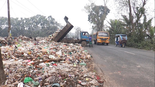 ​​​​​​​মাদারীপুর পৌরসভার ময়লা ফেলা হচ্ছে সড়কের পাশে