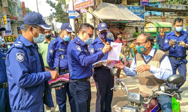 কিশোরগঞ্জ মডেল থানা পুলিশের ডিজিটাল ডিভাইস ব্যবহারের জন্য লিফলেট বিতরণ