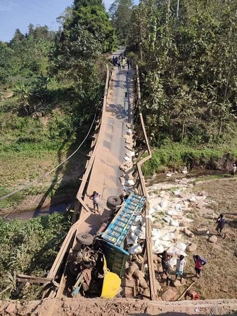 ​​​​​​​বান্দরবান-রুমা সড়কে ট্রাকসহ বেইলী ব্রিজ ভে‌ঙ্গে চালক নিহত