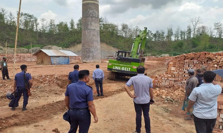 ​​​​​​​রাজস্থলীতে ৩টি ইটভাটা বন্ধ ও চুল্লি ধংবস
