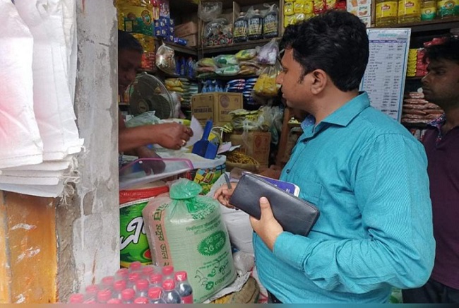 নবীনগরে অধিক মূল্যে সয়াবিন বিক্রি: তিন ব্যবসায়ীকে জরিমানা