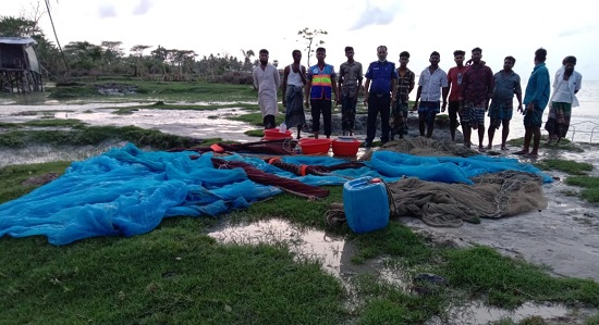 ​​​​​​​হাতিয়ায় বিপুল পরিমান অবৈধ চরঘেরা ও বেহুন্দী জাল জব্দ