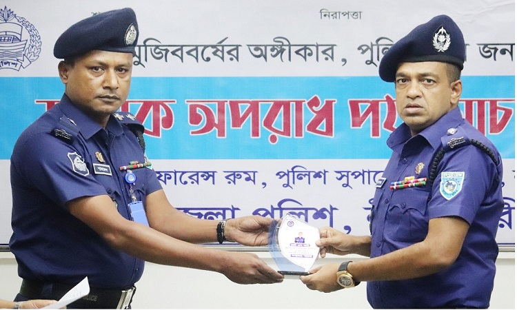 যথাযথ দায়িত্ব পালন করায় পুরস্কৃত করলেন নীলফামারীর পুলিশ সুপার
