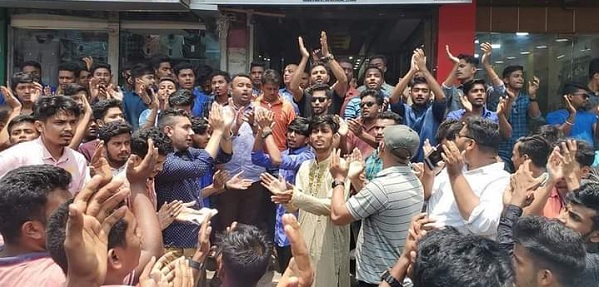 ​​​​​​​প্রধানমন্ত্রীকে কটূক্তি করার প্রতিবাদে ফেনীতে  ছাত্রলীগের বিক্ষোভ মিছিল অনুষ্ঠিত হয়েছে