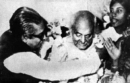 এই দিনে: কবি নজরুলকে বাংলাদেশে আনেন বঙ্গবন্ধু 