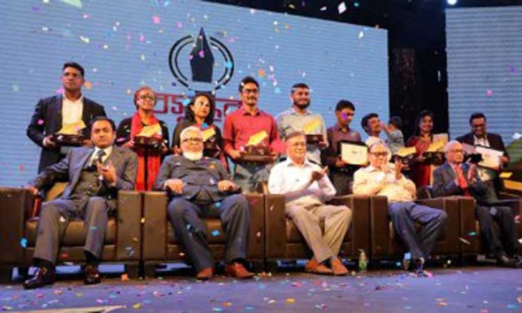 ১১ অনুসন্ধানী সাংবাদিকের হাতে উঠল বসুন্ধরা মিডিয়া অ্যাওয়ার্ড