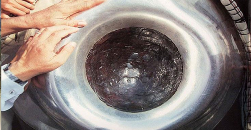 হাজরে আসওয়াদ কেমন পাথর, চুম্বন করতে হয় কেন?