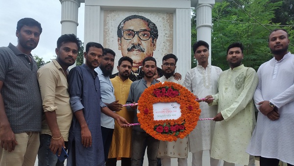 ​​​​​​​ঘোড়াঘাটে মুক্তিযুদ্ধ মঞ্চের পুষ্পস্তবক অর্পণ