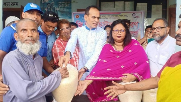 ​​​​​​​বেলকুচিতে ১২শ বানবাসী মানুষের মাঝে চাউল বিতরণ