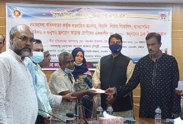 চন্দনাইশে দূরারোগ্য ব্যাধিতে আক্রান্তদের মাঝে চেক বিতরণ