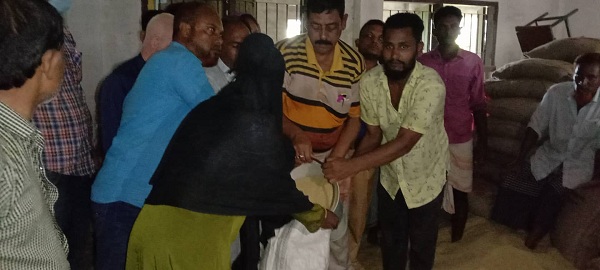 মান্দার গনেশপুর ইউনিয়নে ভিজিএফ’র চাল বিতরণ