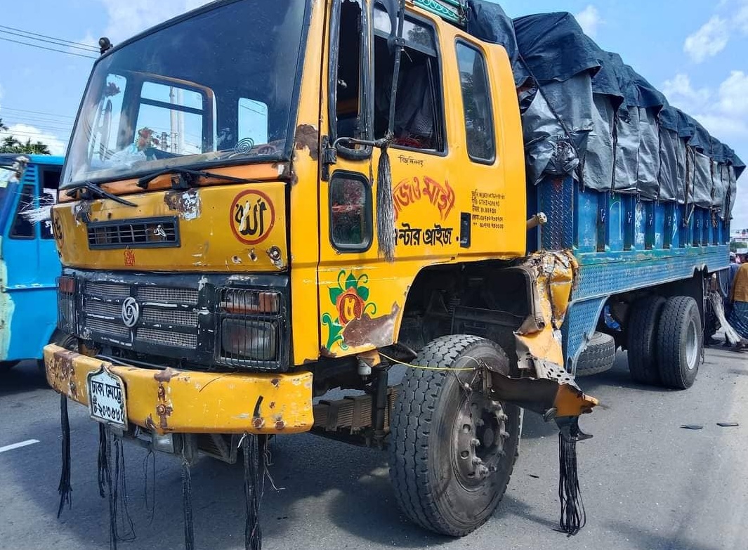 ট্রাক চাপায় মারা গেল স্বামী-অন্তসত্ত্বা স্ত্রী-সন্তান