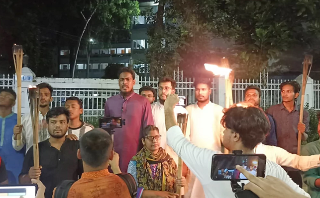 তেলের দাম বৃদ্ধির প্রতিবাদে ঢাবিতে বিক্ষোভ