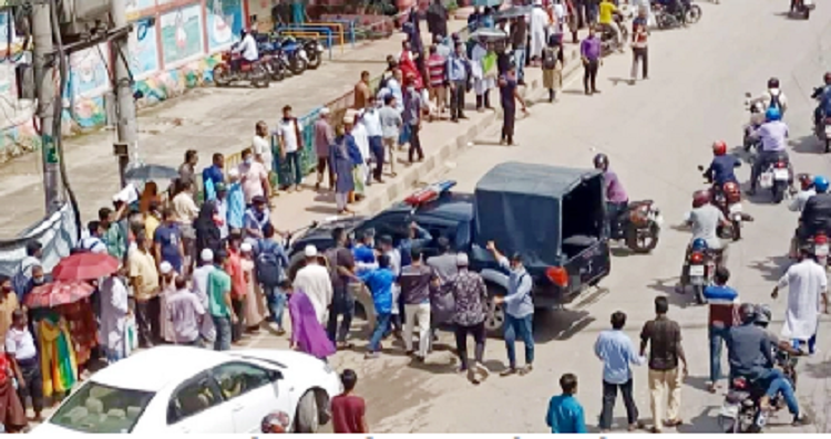 তেলের দাম বাড়ানোর প্রতিবাদে রাজধানীতে বিক্ষোভ