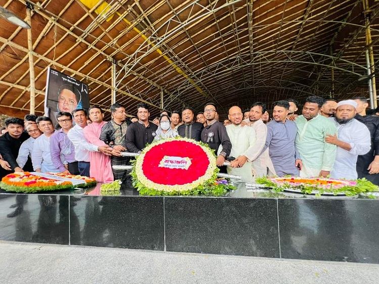 লক্ষ্মীপুর জেলা ছাত্রলীগের নবনির্বাচিত কমিটির বঙ্গবন্ধুর প্রতিকৃতিতে শ্রদ্ধা নিবেদন