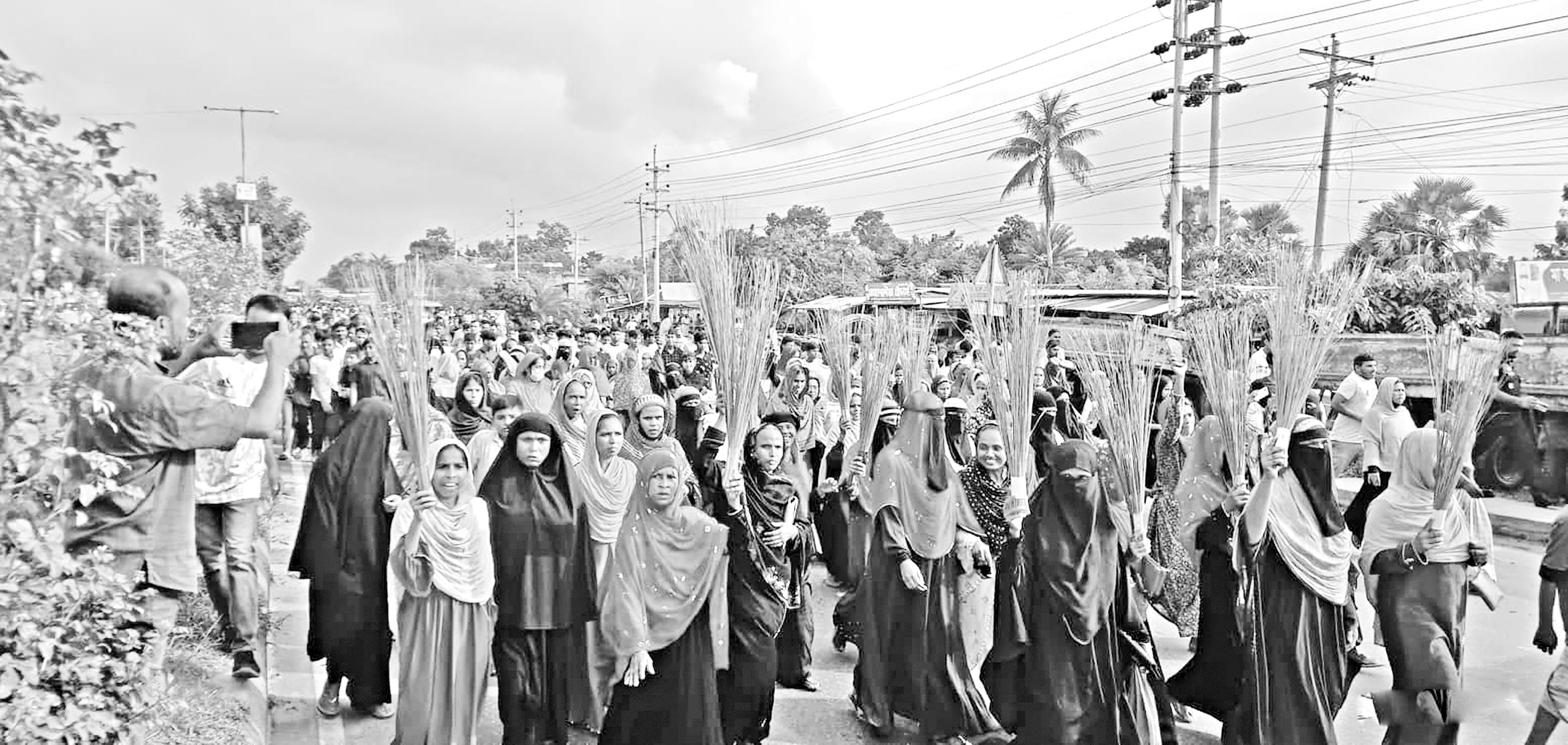 ইকোপার্কের কার্যক্রম বন্ধের দাবিতে ঝাড়ু মিছিল