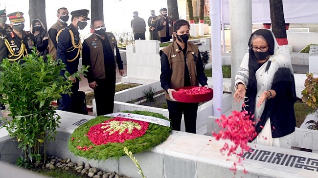 বঙ্গমাতার সমাধিতে প্রধানমন্ত্রীর শ্রদ্ধা