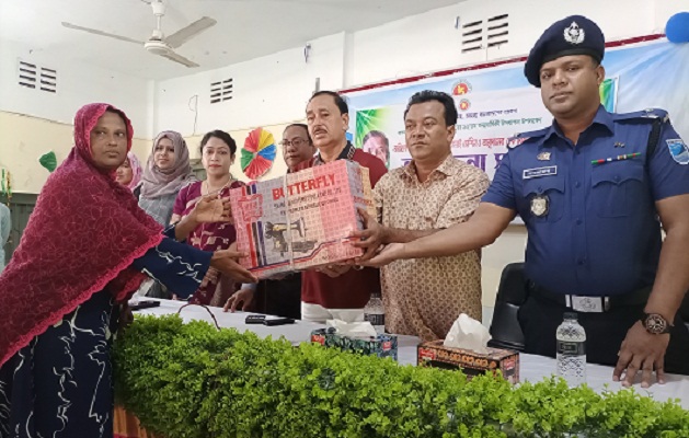 পাকুন্দিয়ায় সেলাই মেশিন বিতরণ ও আর্থিক সহায়তা প্রদান