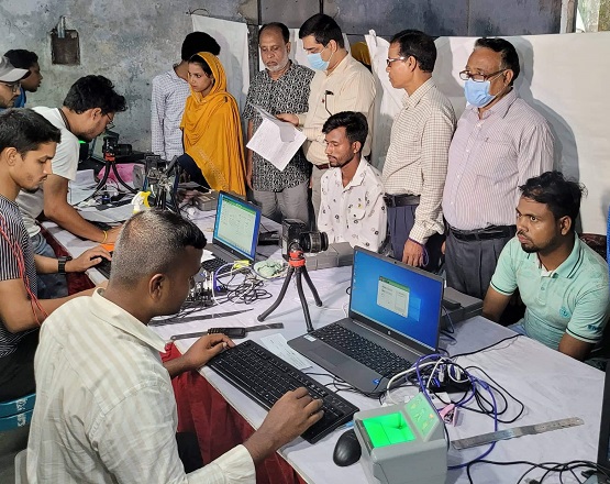 গৌরীপুরে নতুন ভোটারদের ছবি তোলা কার্যক্রম শুরু