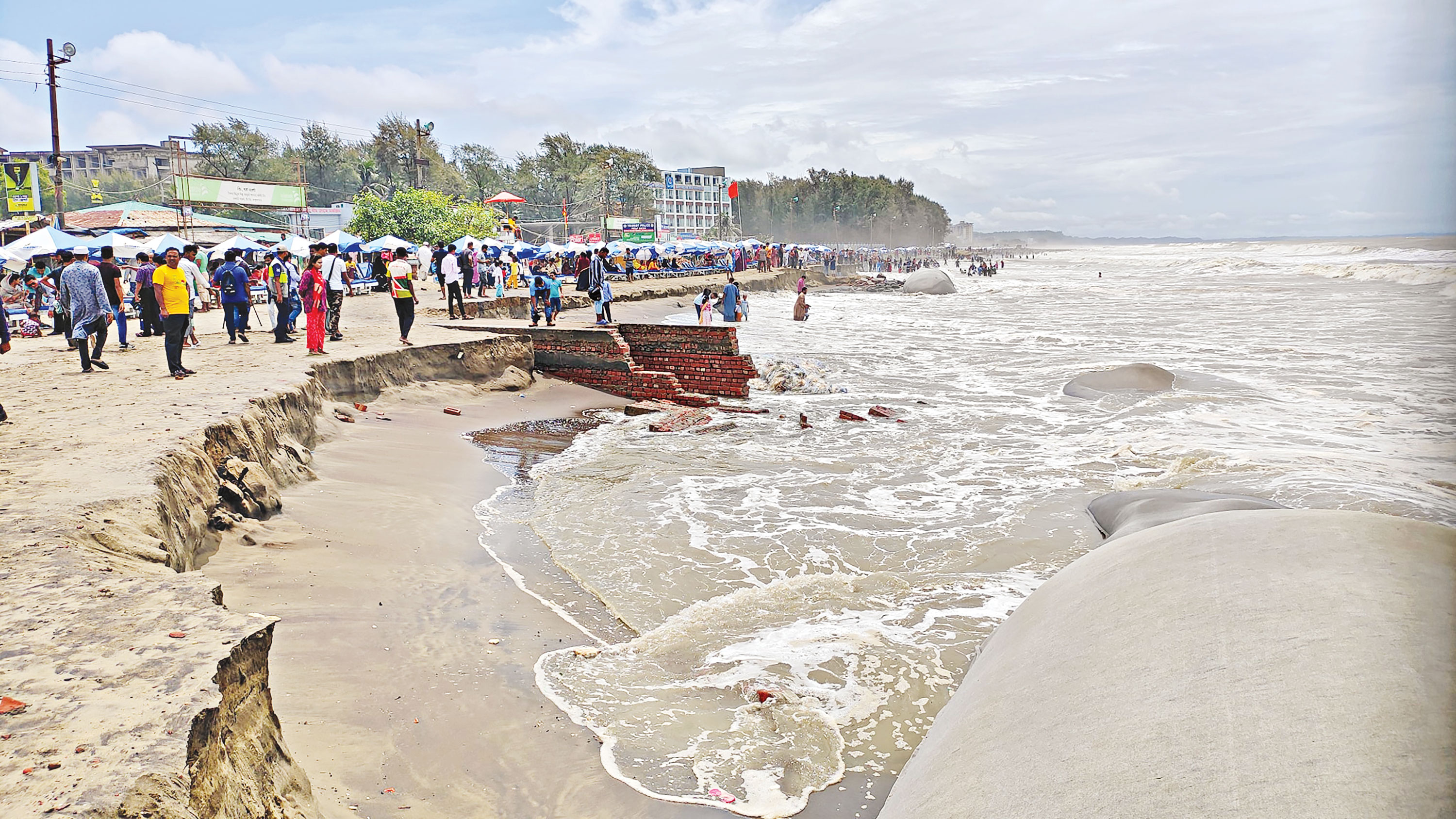 সাগরের রুদ্রমূর্তি, সৈকতে তীব্র ভাঙন