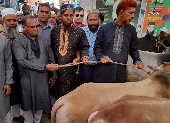 গাজীপুর মহানগরের নেতা-কর্মীদের মধ্যে গরু-ছাগল বিতরণ 
