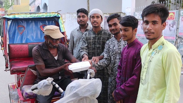 নওগাঁয় স্কুল শিক্ষার্থীদের সংগঠন স্বপ্নের মফস্বলের উদ্যোগে খাবার বিতরণ