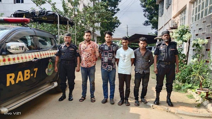 ফেনীতে ৮৬৫টি ভারতীয় শাড়ীসহ গ্রেপ্তার ৪