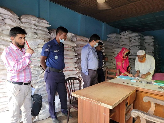 গৌরীপুরে বেশি দামে বিক্রির দায়ে সার বিক্রেতার জরিমানা