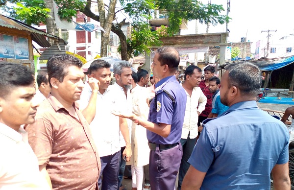 বেতাগীতে বিএনপি দুই গ্রুপ মুখোমুখি অবস্থানে, কেন্দ্রীয় নেতার ছবিতে ঝাড়ু পেটা
